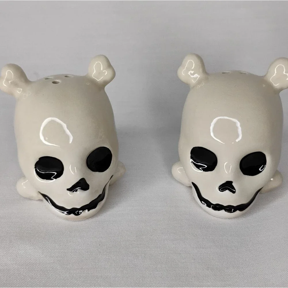 Skull Cross Bones Salt / Pepper Shakers Ceramic New Cream White 3